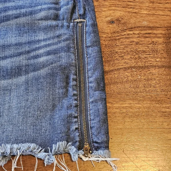 American Eagle Denim Skirt with Side Zippers Frayed Hem Size 6 - Picture 7 of 10